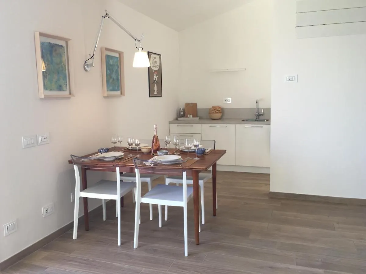 Barcuzzi Apartment 0*,
