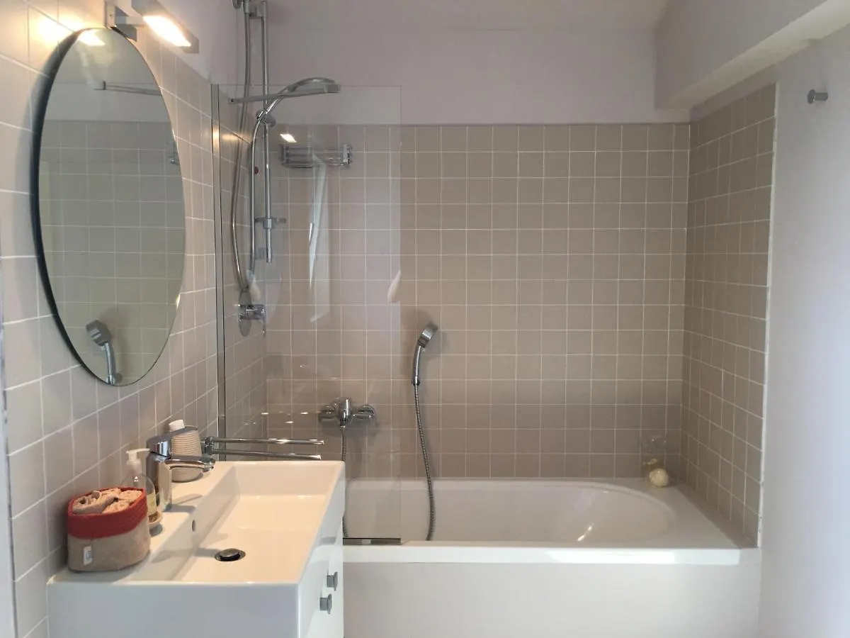 Barcuzzi Apartment 0*,